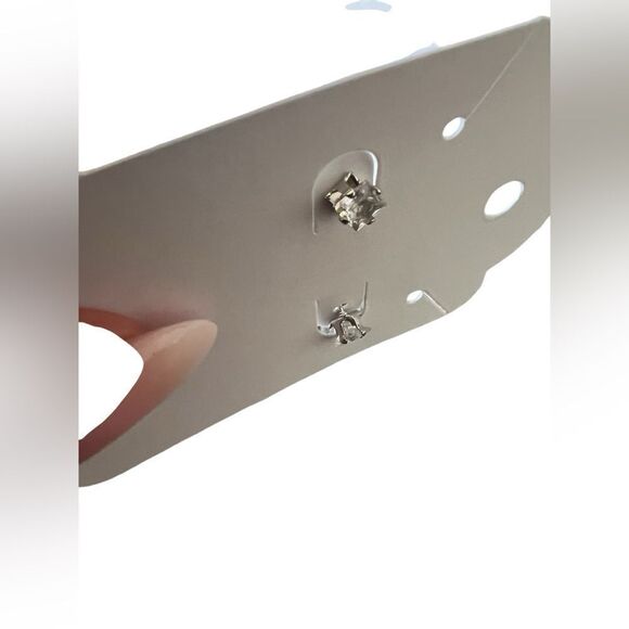 4 pairs tiny stud earrings - Picture 3 of 5